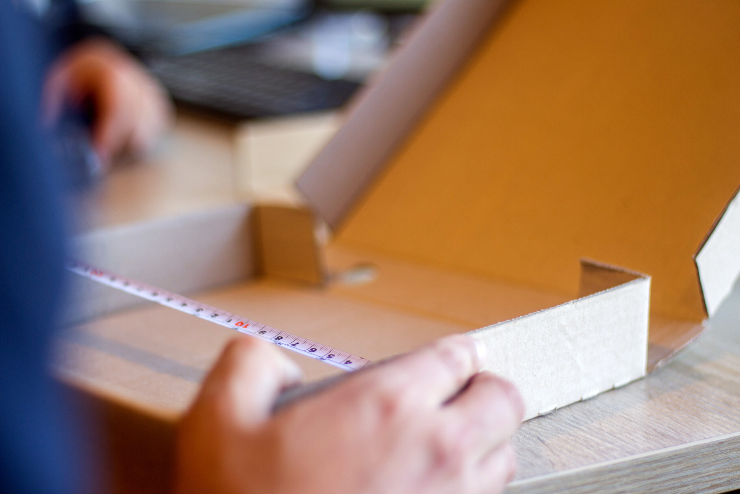 midiendo caja de cartón
